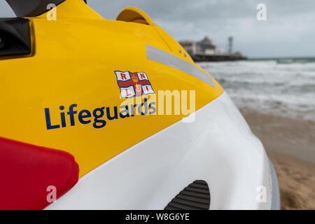 Bournemouth, Regno Unito. Il 9 agosto, 2019. Surfers e RNLI personale rendono la maggior parte delle molto ventoso in Bournemouth in agosto. Credito: Thomas Faull/Alamy Live News Foto Stock