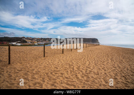 Torres Vedras, Portogallo. 06 agosto 2019. Net proteting per la zona delle dune in Azul Beach a Santa Cruz in Torres Vedras Portogallo Foto Stock