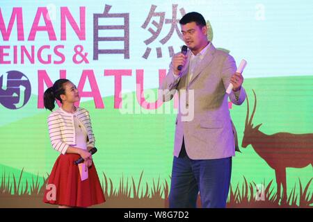 --FILE--pensionato cinese di pallacanestro Yao Ming, diritto, parla alla cerimonia di apertura per Shanghai Il museo naturale in Cina a Shanghai, 18 aprile 2015. Foto Stock