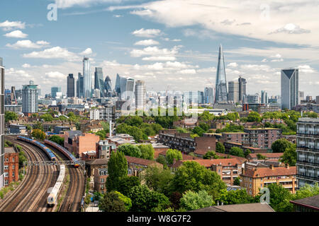 Agosto 2019, lo skyline di Londra da sud a ovest del fiume Thames, London, England, Regno Unito, Europa. Foto Stock