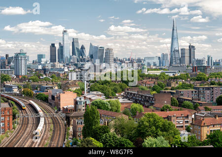 Agosto 2019, lo skyline di Londra da sud a ovest del fiume Thames, London, England, Regno Unito, Europa. Foto Stock