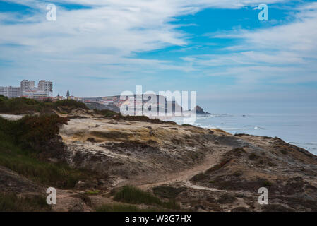 Torres Vedras, Portogallo. 06 agosto 2019. Vista di Santa Cruz da Mexilhoeira spiaggia di Torres Vedras Portogallo Foto Stock
