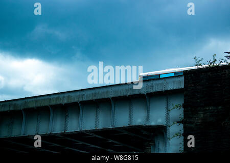 Treno che viaggia attraverso un ponte a Swansea, Wales, Regno Unito Foto Stock