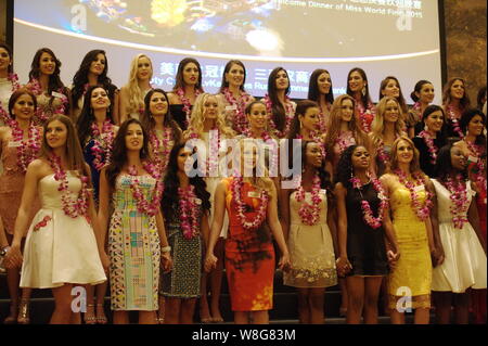 Miss Mondo concorrenti di partecipare ad una cerimonia di benvenuto per la Miss Mondo Final 2015 nella città di Sanya, Cina del sud della provincia di Hainan, 23 novembre 2015. Foto Stock