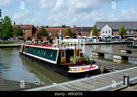 Un narrowboat ormeggiata nel bacino del canale, Stratford-upon-Avon, Warwickshire, Regno Unito Foto Stock