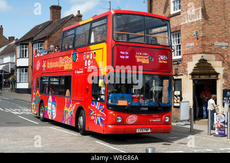 Open top bus tour a Stratford-upon-Avon Town Center, Warwickshire, Regno Unito Foto Stock