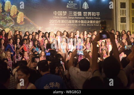 Miss Mondo concorrenti di partecipare ad una cerimonia di benvenuto per la Miss Mondo Final 2015 nella città di Sanya, Cina del sud della provincia di Hainan, 23 novembre 2015. Foto Stock