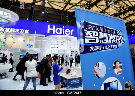 --FILE -- la gente visita lo stand della Haier durante il 2015 Appliance e Electronics World Expo a Shanghai in Cina, 13 marzo 2015. Della Cina di Haier Group, Foto Stock