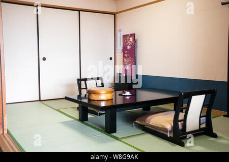 Il tradizionale servizio di te' Giapponese nelle camere d'hotel in Hakone, Giappone, include cuscini zabuton e un tavolo chabudai con zaisu, o sedia senza gambe.