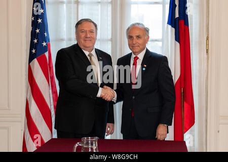 Stati Uniti Il segretario di Stato Michael R. Pompeo incontra il ministro degli Esteri cileno Teodoro Ribera in Buenos Aires, Argentina, il 19 luglio 2019. Foto Stock