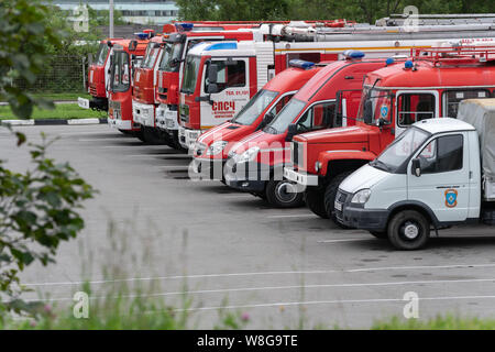 Molti diversi rosso fuoco motore (camion fuoco) di EMERCOM della Russia stand presso il sito del fuoco specializzati e unità di salvataggio. Foto Stock