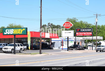 I ristoranti fast food, compreso un Dairy Queen e una fermata della metropolitana sandwich shop nella piccola cittadina di Comanche Texas Foto Stock