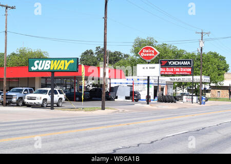 I ristoranti fast food, compreso un Dairy Queen e una fermata della metropolitana sandwich shop nella piccola cittadina di Comanche Texas Foto Stock