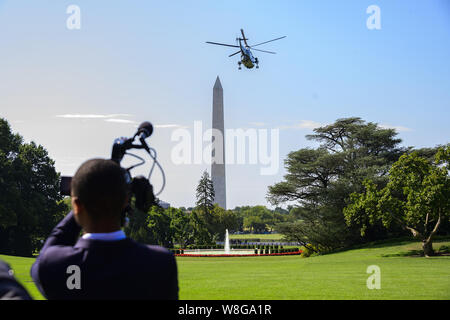 Washington, Distretto di Columbia, Stati Uniti d'America. Il 9 agosto, 2019. Uno Marine, con il Presidente degli Stati Uniti, Trump a bordo, si diparte la South Lawn della Casa Bianca a Washington DC, tenendo il presidente fuori città per trascorrere una settimana al Trump National Golf Club di Bedminster Bedminster, New Jersey venerdì, 9 agosto 2019 Credit: Ron Sachs/CNP/ZUMA filo/Alamy Live News Foto Stock