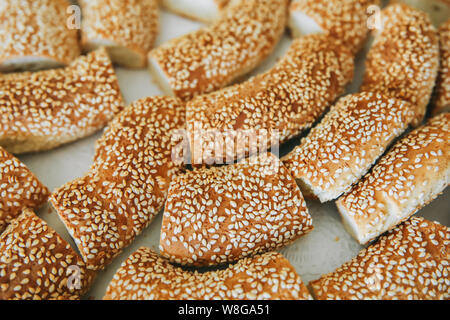 Tradizionale turca bagel noto anche come 'Simit' nel bagno turco colazione cucina alimentare la cultura. Tavolo per la colazione a Bodrum cafe o Istanbul ristorante. Foto Stock