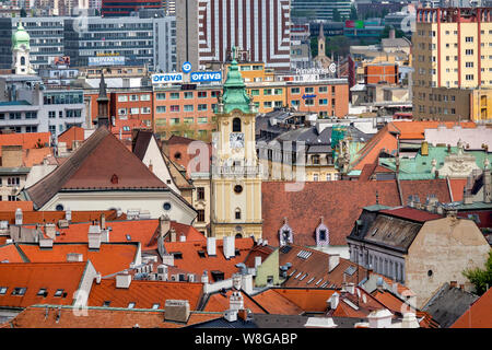 Municipio della città vecchia torre e tetti circostanti, Bratislava, Slovacchia Foto Stock