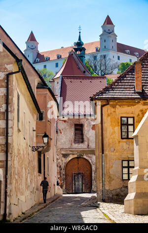 Farská Street nella città vecchia di Bratislava, Slovacchia Foto Stock