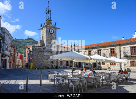 La Torre del Reloj, clock tower e Praza do Relo nella città di Guarda, Pontevedra, Galizia, a nord ovest della Spagna. Foto Stock