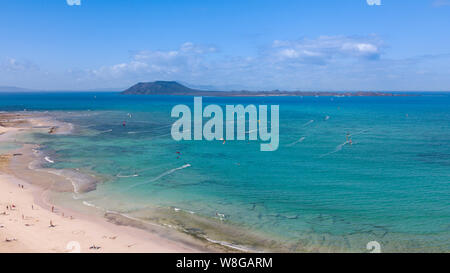 Tanti aquiloni colorati nel Flag Beach a Fuerteventura Isole Canarie Foto Stock