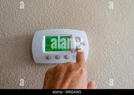 Orlando, FL/USA-8/9/19:A Honeywell termostato programmabile per controllare il condizionatore d'aria e riscaldatore in una casa. Foto Stock
