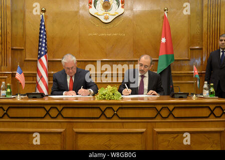 Stati Uniti Il segretario di Stato Rex Tillerson, ministro giordano degli Affari Esteri Ayman Safadi firmano un Memorandum of Understanding (MOU) tra gli Stati Uniti di un Foto Stock