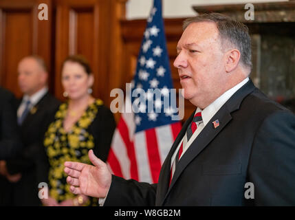 Stati Uniti Il segretario di Stato Michael R. Pompeo soddisfa con il personale degli Stati Uniti La missione in Australia a Sydney in Australia, il 5 agosto 2019. Foto Stock