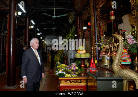 Stati Uniti Il segretario di Stato Rex Tillerson visite Tran Quoc pagoda, il più antico tempio buddista ad Hanoi, in novembre 11, 2017. Foto Stock