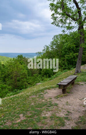 Panca con vista sulla montagna Foto Stock