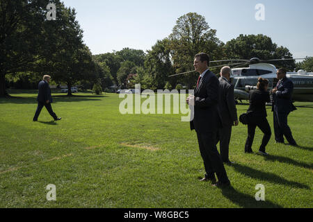 Washington, DC, Stati Uniti d'America. Il 9 agosto, 2019. Stati Uniti Presidente J.Donald Trump passeggiate a Marina Uno sul prato Sud della Casa Bianca per la partenza in Washington, DC il 9 agosto 2019. Trump è in viaggio a New York per beneficienza prima di trascorrere una settimana in Bedminster, New Jersey. Credito: Ken Cedeño/ZUMA filo/Alamy Live News Foto Stock