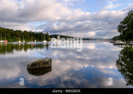 Guardando attraverso Windermere verso il lago dal piede Cadde presto su una mattina d'estate Foto Stock