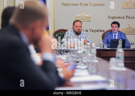 Kiev, Ucraina. Il 9 agosto, 2019. Rappresentante del presidente dell'Ucraina per la Verkhovna Rada Ruslan Stefanchuk (L) e Leader della " servi del popolo'' party Dmytro Razumkov (R) sono visibili durante il primo incontro dei lavori preparatori deputy group tra i neo eletti del popolo deputati dell'Ucraina di Kiev, Ucraina, Agosto 9, 2019. La prima sessione del neo eletto Verkhovna Rada di Ucraina che si terrà il 29 agosto è stato deciso nel corso della riunione del gruppo preparatorio. Credito: Sergii Kharchenko/ZUMA filo/Alamy Live News Foto Stock