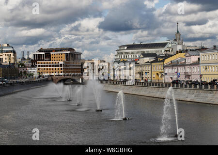 Mosca, Russia - Agosto 06, 2019: vista sul fiume di Mosca con fontane d'acqua. Giorno d'estate. Il bellissimo panorama della città contro la torbida Foto Stock