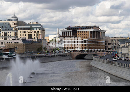 Mosca, Russia - Agosto 06, 2019: vista sul fiume di Mosca con fontane d'acqua. Giorno d'estate. Il bellissimo panorama della città contro la torbida Foto Stock