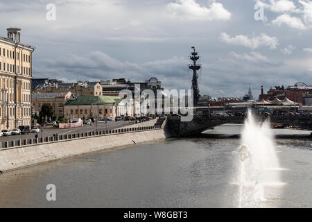 Mosca, Russia - Agosto 06, 2019: vista sul fiume di Mosca con fontane d'acqua. Giorno d'estate. Il bellissimo panorama della città contro la torbida Foto Stock