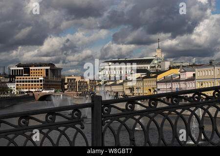 Mosca, Russia - Agosto 06, 2019: vista sul fiume di Mosca con fontane d'acqua. Giorno d'estate. Il bellissimo panorama della città contro la torbida Foto Stock