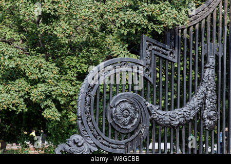 Antique ghisa nera reticolo riccamente ornate con superficie impolverata motivi floreali elementi. La vecchia porta griglie. I dettagli di retro sign-in Mosca, Russia Foto Stock