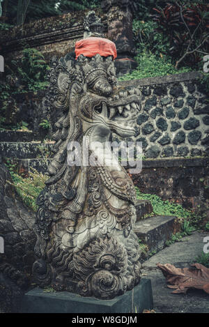 Le statue del dio indù o un demone in Pura Luhur Batukau Batukaru tempio indù di Tabanan, Bali, Indonesia. Foto Stock