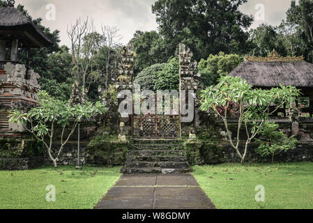 Pura Luhur Batukau Batukaru tempio indù di Tabanan, Bali, Indonesia. Situato sul versante sud del monte Batukaru, Tabanan, Bali Indonesia. Foto Stock