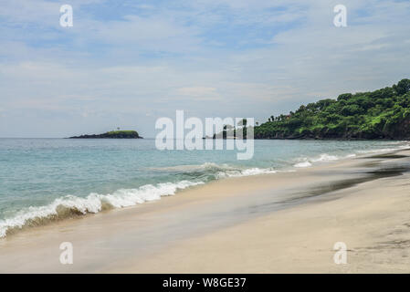 Spiaggia tropicale di Bali vicino Chandidasa, knowen come spiaggia di sabbia bianca Foto Stock