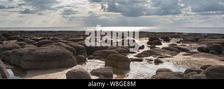 Carattere distintivo di grandi massi in formazione attraverso la spiaggia sabbiosa di Hunstanton, Norfolk Foto Stock