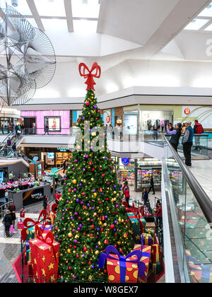 Albero di Natale MACEY'S DEPARTMENT STORE NATALE interni splendidamente decorate albero di Natale con doni avvolto in corrispondenza di Macey Store Plaza, Pleasanton California USA Foto Stock