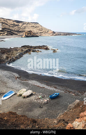 Barche sulla spiaggia di sabbia nera del Rocky Point di El Golfo sull isola di Lanzarote - Isole Canarie Foto Stock