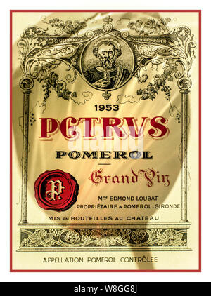 CHATEAU PETRUS degustazione vino concetto con ombra di vino nel bicchiere da degustazione rotearlo cadere sull'etichetta del raro lusso fine 1953 Château Pétrus Pomerol Grand Vin vino rosso Bordeaux Francia Foto Stock