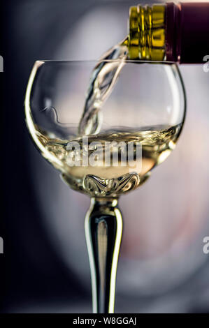 Riesling vino bianco riversando in tradizionale ornato bicchiere Reisling degustazione selettiva fuoco Alsazia Cantina Francia Foto Stock