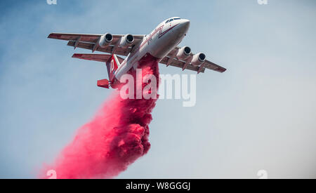 Il Cedar Fire Retardant aerea e operazioni di acqua sulla montagna nera negli Stati Uniti Del Dipartimento dell'agricoltura (USDA) Forest Service (FS) Sequoia National F Foto Stock