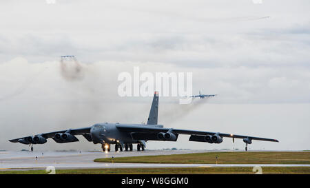 A B-52H Stratofortress taxi giù la pista durante la Prairie vigilanza 16-1 a Minot Air Force Base, N.D., Sett. 16, 2016. Foto Stock