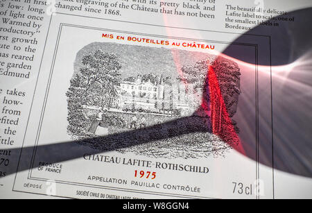 CHATEAU LAFITE-ROTHSCHILD 1975 Etichetta gli appassionati di Bordeaux degustazione di vino e opuscolo informativo concetto ombra del bicchiere da degustazione di vino etichetta premier Grand Cru Classé Lafite-Rothschild 1975 Vino rosso Pauillac Bordeaux in Francia. Bordeaux francese belle Chateaux tour di degustazioni di vino Foto Stock