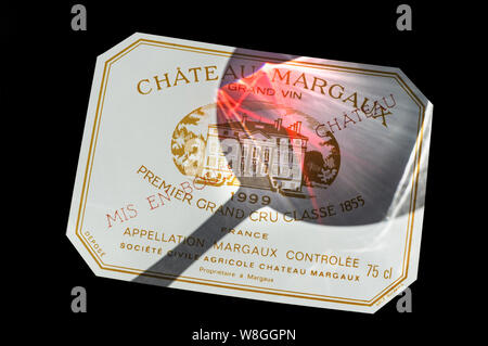 CHATEAU MARGAUX 1999 degustazione vino concetto con ombra di degustazione vino vetro su etichetta del rinomato Chateau Margaux premier grand cru classe vino rosso 1999 Gironde Bordeaux Francia Foto Stock