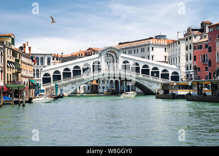 Famoso Ponte di Rialto sul Canal Grande di Venezia, Italia Foto Stock
