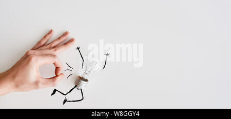 Lampadina luce isolato su sfondo bianco con disegnati a mano doodle illustrazione su di esso. Inquadratura orizzontale Foto Stock